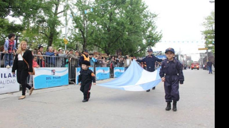 Vocación desde chicos. Los bomberos de Pilar fueron los encargados de abrir el desfile ofici l por el 12 de Octubre. Como puede verse en la foto, con Roco (izq.) y compañía, parece haber futuro..