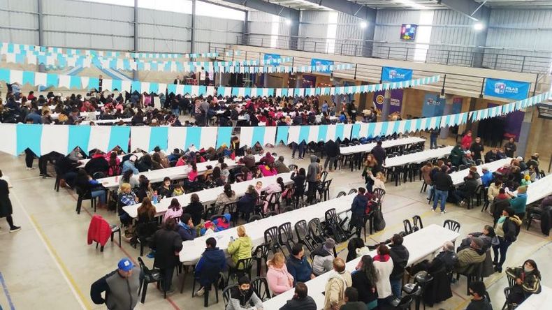 A COMER. En los clubes municipales se sirvió locro..
