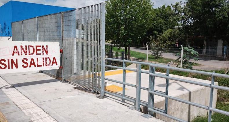 ¿Cuándo van a hacer una nota sobre la estación de Manuel Alberti. Hoy la estuvieron cerrando con rejas y está cada vez más abandonada. Hugo Encina.