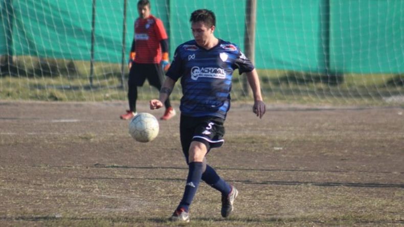 PASE. Diego Coronel en acción; San Alejo no quiere perder de vista al líder..