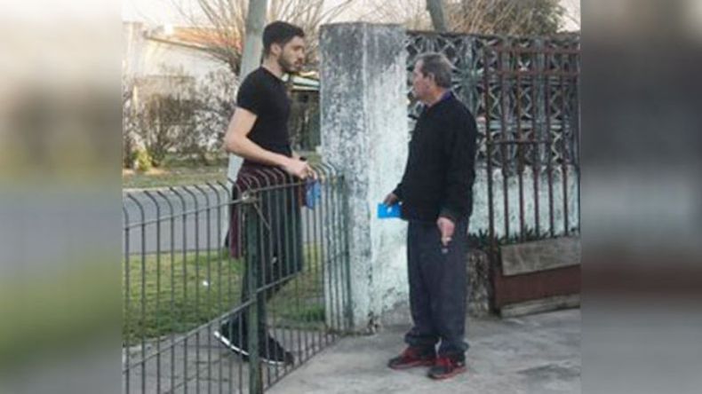 VECINOS. Álvaro Perlo en una de las habituales charlas de campaña..