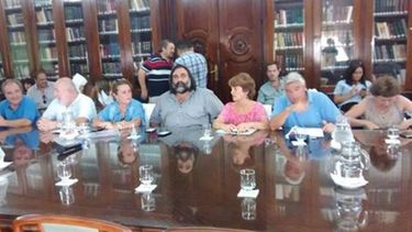 DEMORA. Los funcionarios llegaron tarde y postergaron la reunión..