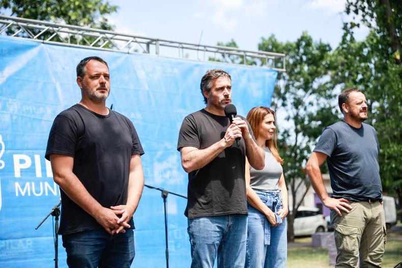 ANUNCIO. Achával hizo la presentación de la obra junto a funcionarios y vecinos del barrio.