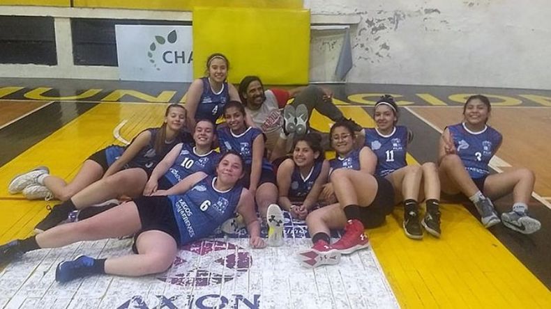 FESTEJO. Las chicas de Pilar celebran la clasificación en San Nicolás..