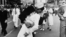 Este famoso beso entre un marinero y una enfermera muestra la agitada celebración del fin de la 2 Guerra Mundial..