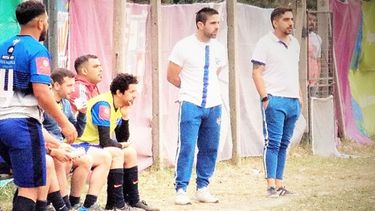 TÉCNICOS. Camelo y Méndez, de fondo, esperan dar el golpe en Derqui..