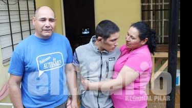 Luciano Verón junto a sus padres..