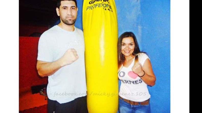 Sonrisa de viernes. Esta vez, Micaela “la chica de los viernes”, eligió sacarse sus típicas fotos con el boxeador Ezequiel Chiquito Zárate. “Gracias Chiquito por tu buena onda”, escribió en su perfil de Facebook..
