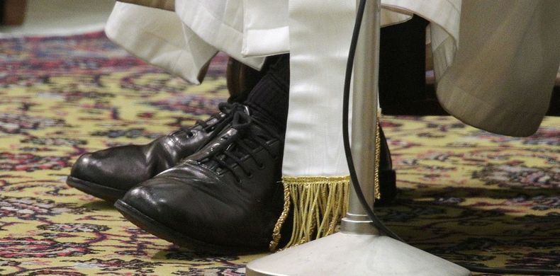 Los zapatos del Papa Francisco símbolos de su vida austera. (Clarín)..jpg