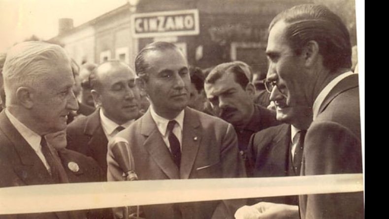 19 de septiembre de 1965. El presidente Arturo Illia visita Pilar. En la esquina de Rivadavia e Yrigoyen se ve de fondo el almacén de ramos generales Guida Hermanos con el cartel de Cinzano. En la foto, Illia, el intendente Andrés Manuel Yayo López, el gobernador Anselmo Marini, Horacio Logia, René Guida y el director del diario Resumen Augusto Zamarripa..