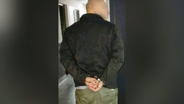 El detenido es de nacionalidad chilena y fue sorprendido cuando se ocultaba en el techo de una cafetería.&nbsp;