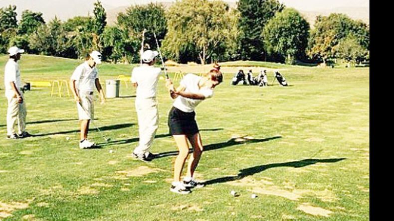 (www.aag.com.ar). SALIDA. Aguilera, a punto de golpear la pelota, en la apertura de la 3ª ronda..