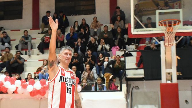 OVACIÓN. Jonatan Treise saluda a la gente que lo acompañó en su despedida, en un gimnasio repleto.