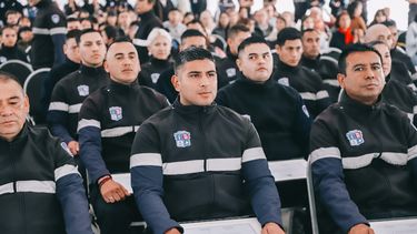 EGRESADOS. Los nuevos agentes, con sus diplomas, en el Club Municipal Del Viso.