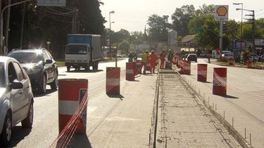 TRABAJO. El freno a las obras de la ruta 8 dejó a 800 obreros desempleados. .