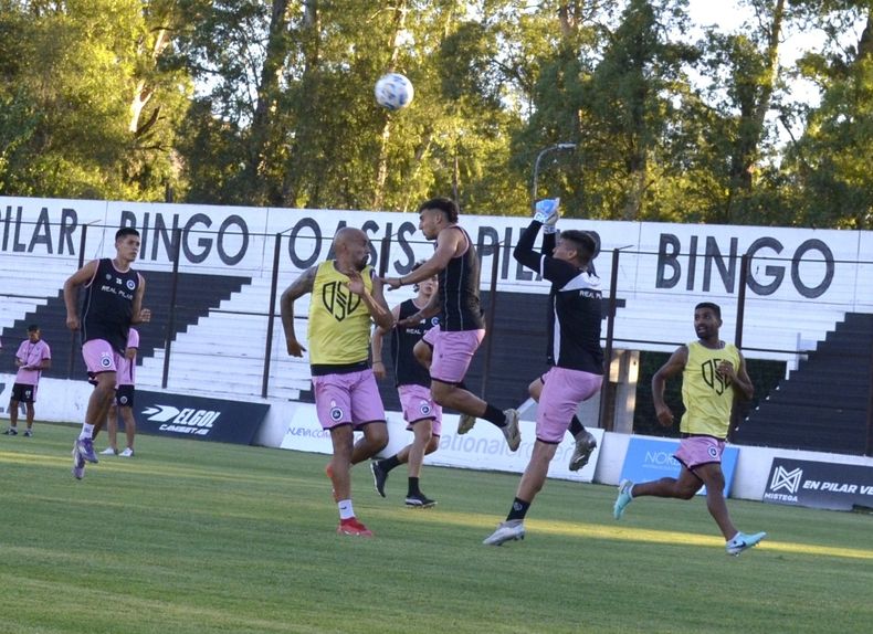 PRCTICA Riquelme va por la pelota El delantero llega de anotar 3 ante Fnix