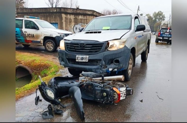 FUERTE IMPACTO. La moto y la camioneta involucradas en el accidente en Presidente Derqui.&nbsp;