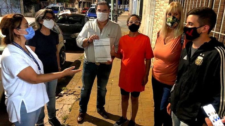 CERCA. Cáceres se mostró con los ganadores apenas terminó la elección..