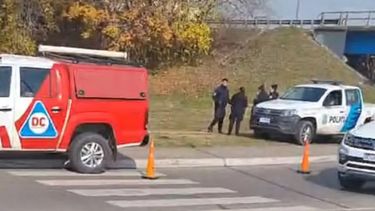 Defensa Civil y Policía de Escobar trabajan en el cruce de la Panamericana y ruta 25.