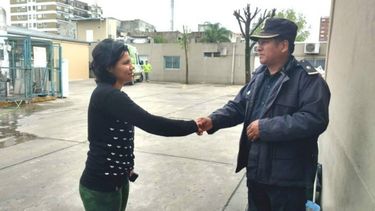 GRACIAS. Paola Colman, saludando a personal policial en el Sanguinetti..