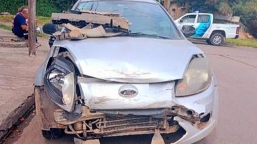 El Ford Ka terminó impactando contra un peatón que circulaba por la zona. .