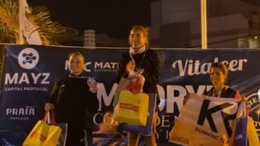 Belén Casetta en lo más alto del podio de Puerto Madryn. Belén Casetta en lo más alto del podio de Puerto Madryn.