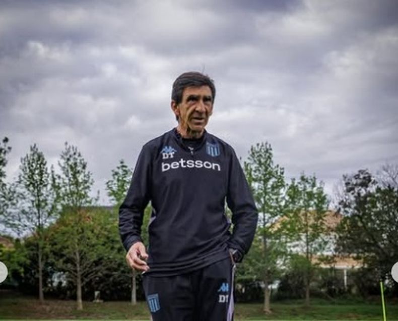 Gustavo Costas en el predio deportiva de la AAG en Fátima.