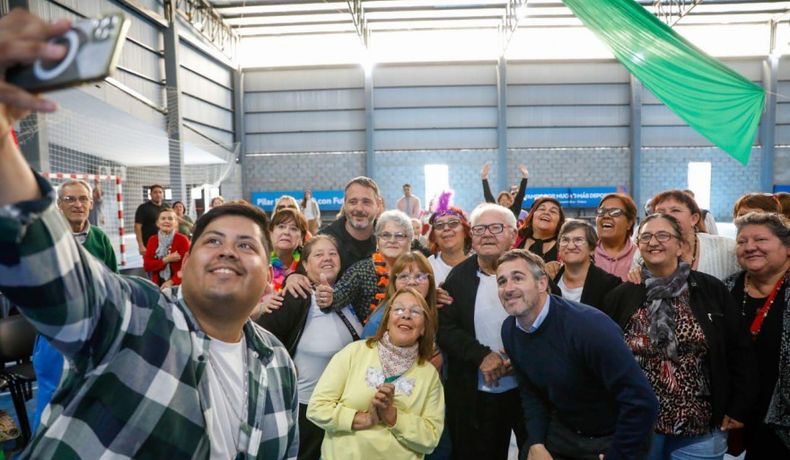 SELFIE. Achával destacó el valor de los jubilados para seguir construyendo una sociedad mejor.