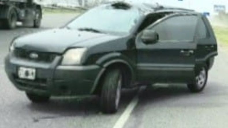 VOLCADA. La camioneta en la que se desplazaba la víctima, una joven de 22 años. .