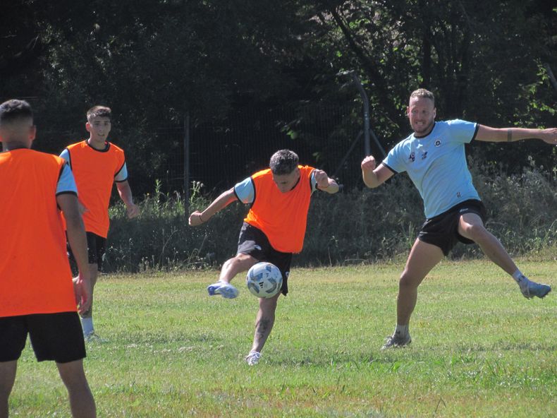 PELOTA. Los jugadores de Real hicieron fútbol en la Comunidad Deportiva.