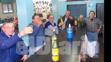 Tito Lucas (der.) junto a los parroquianos que tomaron su copita..
