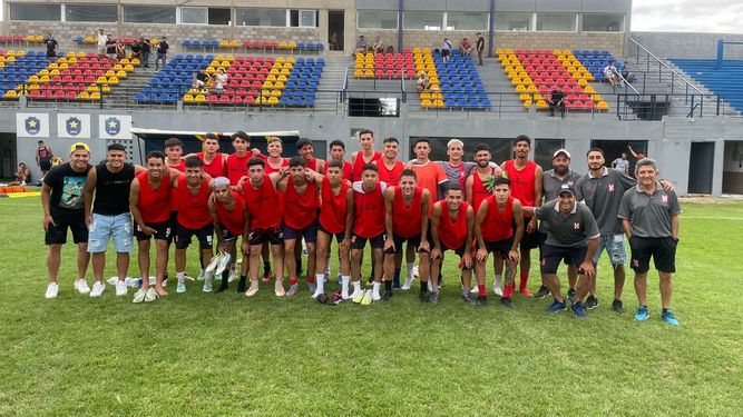 PLANTEL. El Rancho de Pichi Escudero (der.) en la cancha de Colegiales.