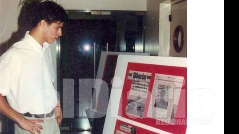 Rossi mira los recortes de El Diario, que siguió su campaña..