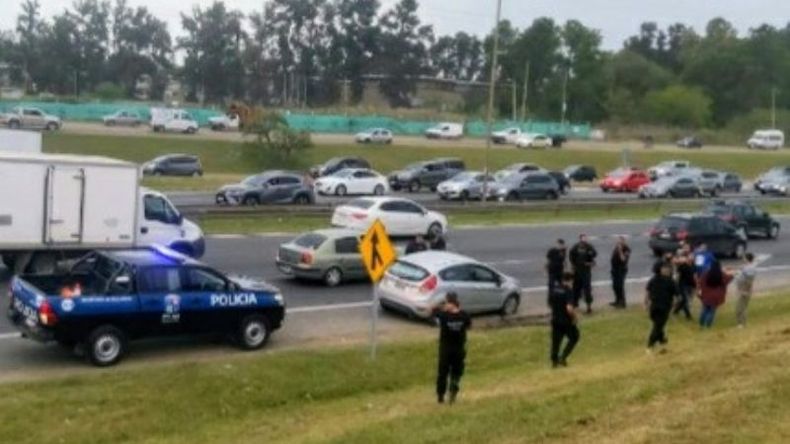 PANAMERICANA. El Ford Fiesta robado a los policías fue abandonado a metros del puente Guido..