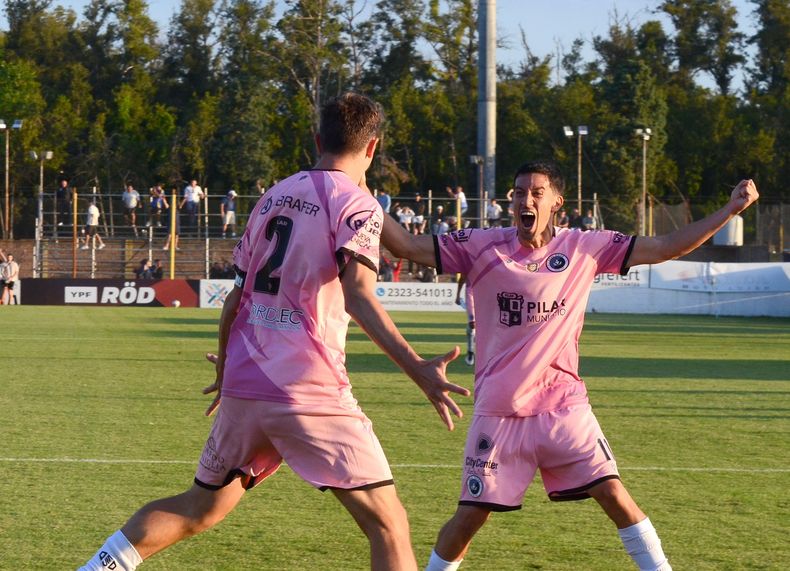 GRITO DE GOL. Otermín se encuentra con Crocco por el empate sobre la hora.