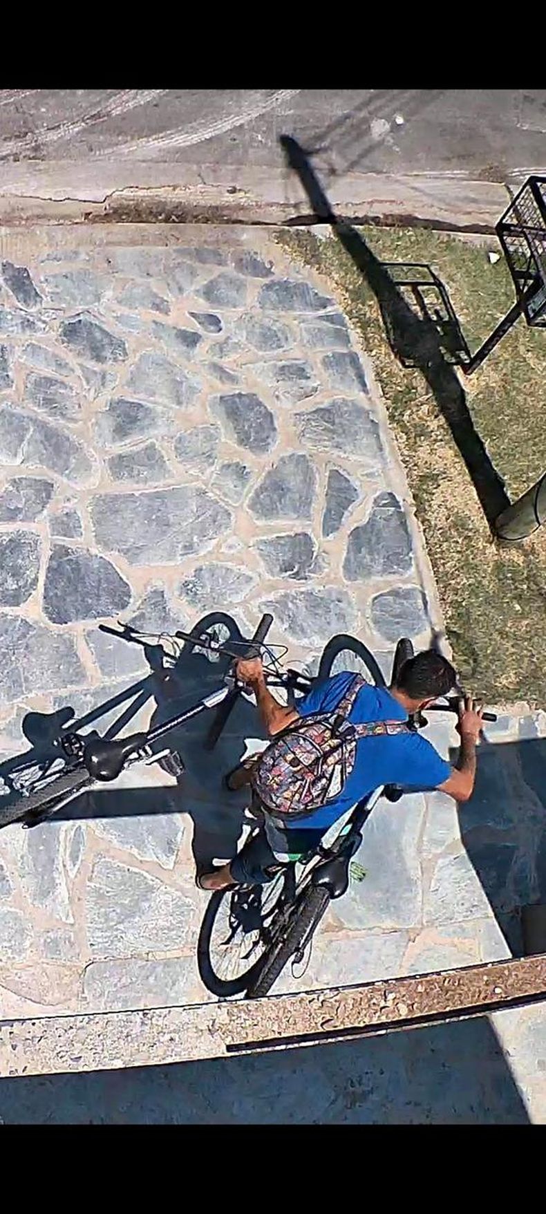 El ladrón concretó el robo a plena luz del día.&nbsp;