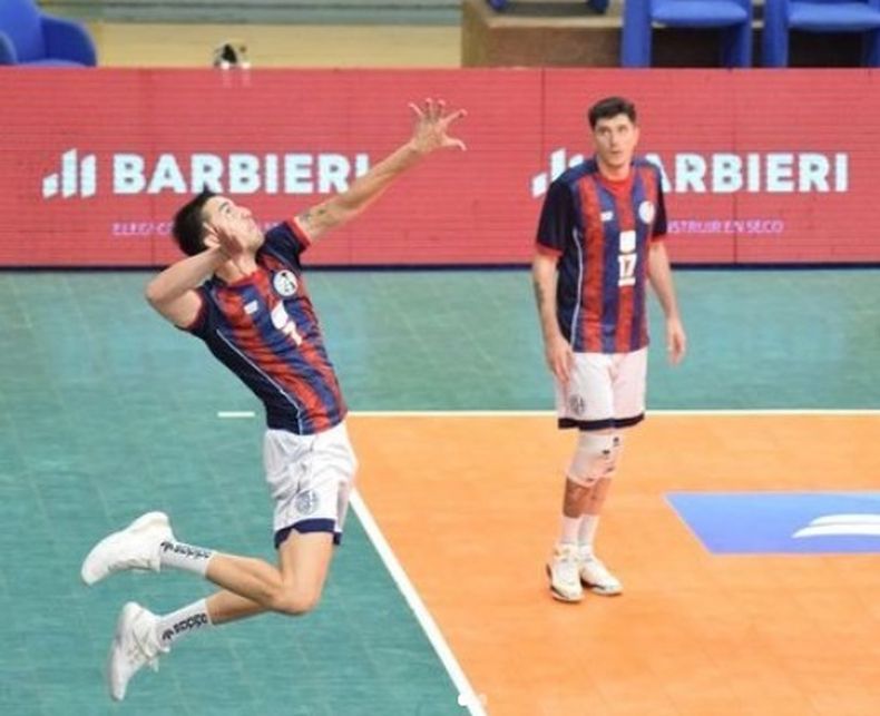 Lorenzo Nieto defiende los colores de San Lorenzo de Almagro en los playoffs.