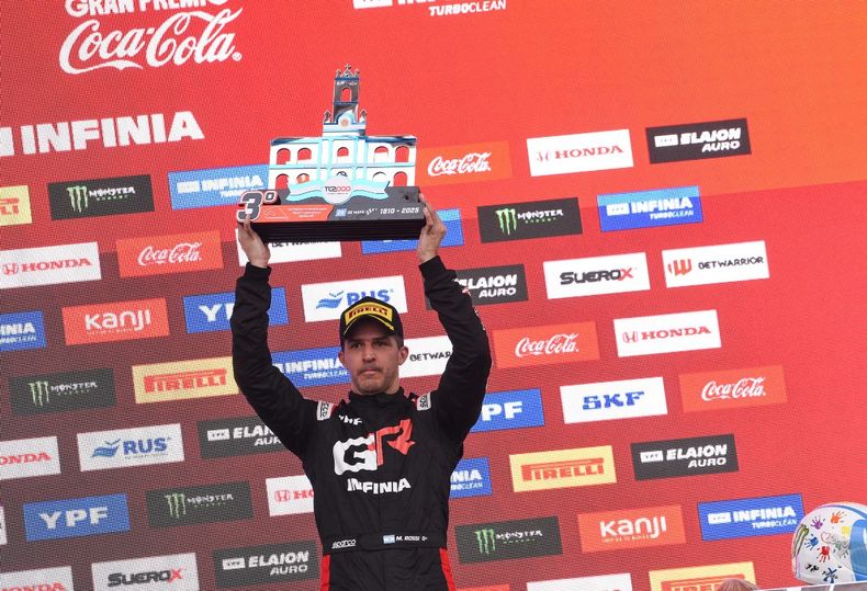Matías rossi levantando el trofeo del Cabildo en el Gálvez.