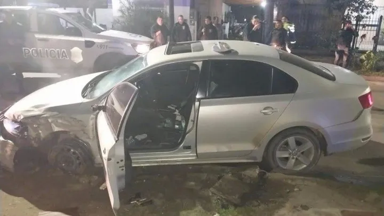 DAÑOS. El auto del delincuente. Iba con su mujer embarazada y su hija.