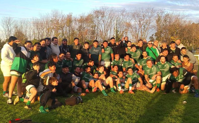 Los Pinos celebró en Ituzaingó una victoria que lo mantiene en la cima de Tercera División.