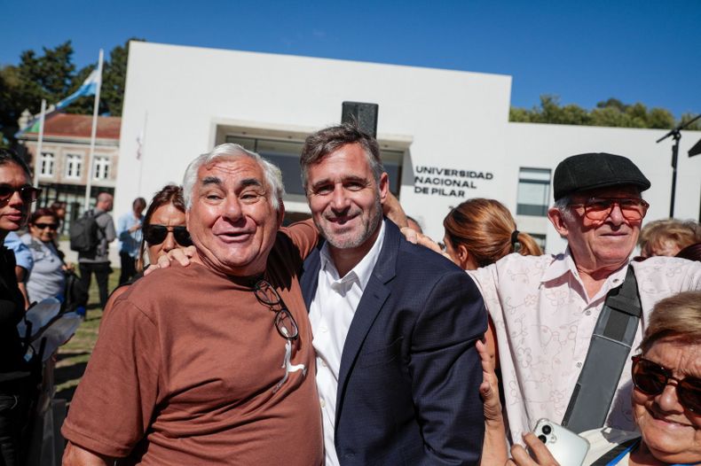 Adultos mayores junto a Federico Achval en el flamante edificio de la Universidad Nacional de Pilar