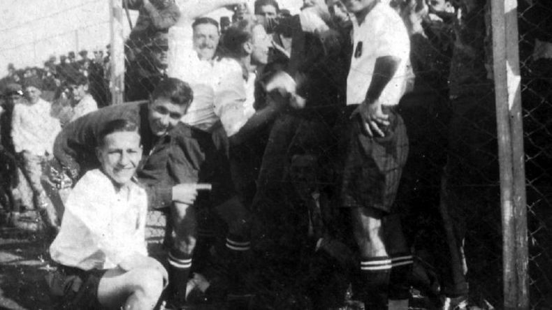 Los jugadores del Club Unión de Derqui se forman junto a un grupo de allegados, en una imagen de la década de 1920..