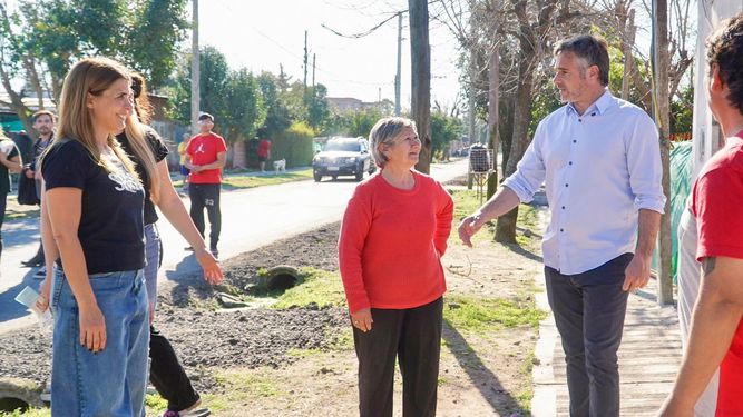 RECORRIDA. Achával y Peralta charlaron con los vecinos de Monterrey.&nbsp;