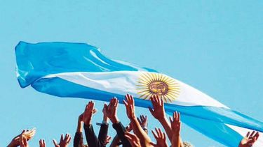 BANDERA. La foto que posteó Leguizamón junto a un párrafo el preámbulo de la Constitución Nacional.&nbsp;