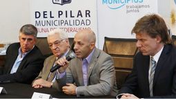 FIRMA. Ducoté, con Gastón Fossati y funcionarios de ARBA..