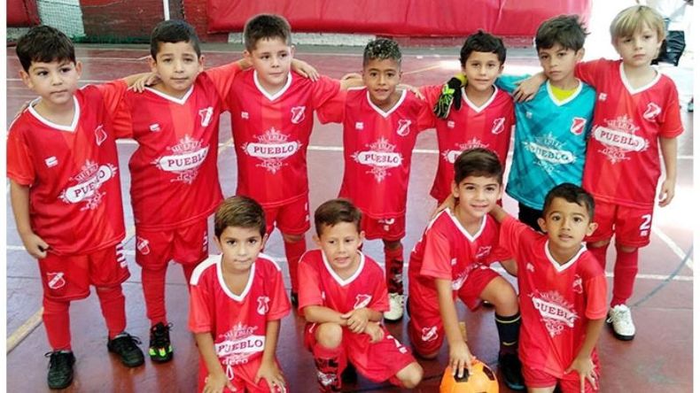 CAMPEONA. La 2014 de Sportivo ganó los 10 partidos de la Zona I..