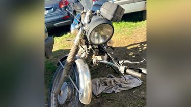 LESIONADO. La moto que conducía quien llevó la peor parte del hecho. &nbsp;