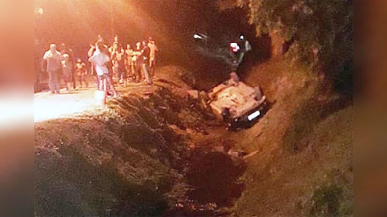(El viernes por la noche) se cayó un auto en Pilar, barrio Las Margaritas, en la calle El Ñandú, con tres personas adentro. Cada día está peor, ya perdí la cuenta de cuántos autos ya se cayeron. Mailen Indu. .