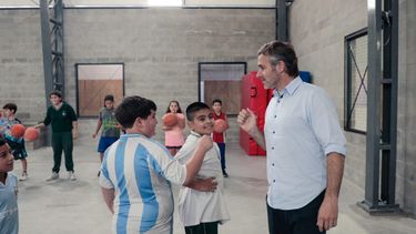 PUÑO. Federico Achával saluda a dos de los chicos que participaron de la actividad.