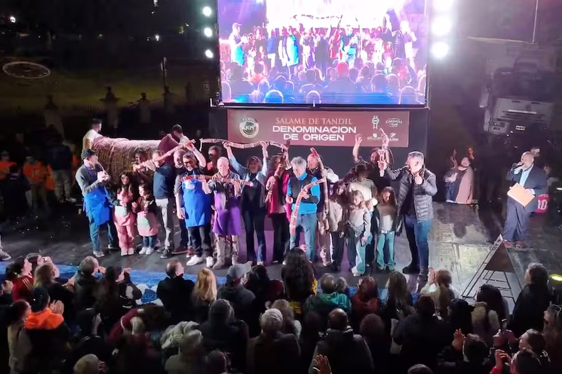 Tandil volvió a batir el récord mundial del salame más largo del mundo. (LN).